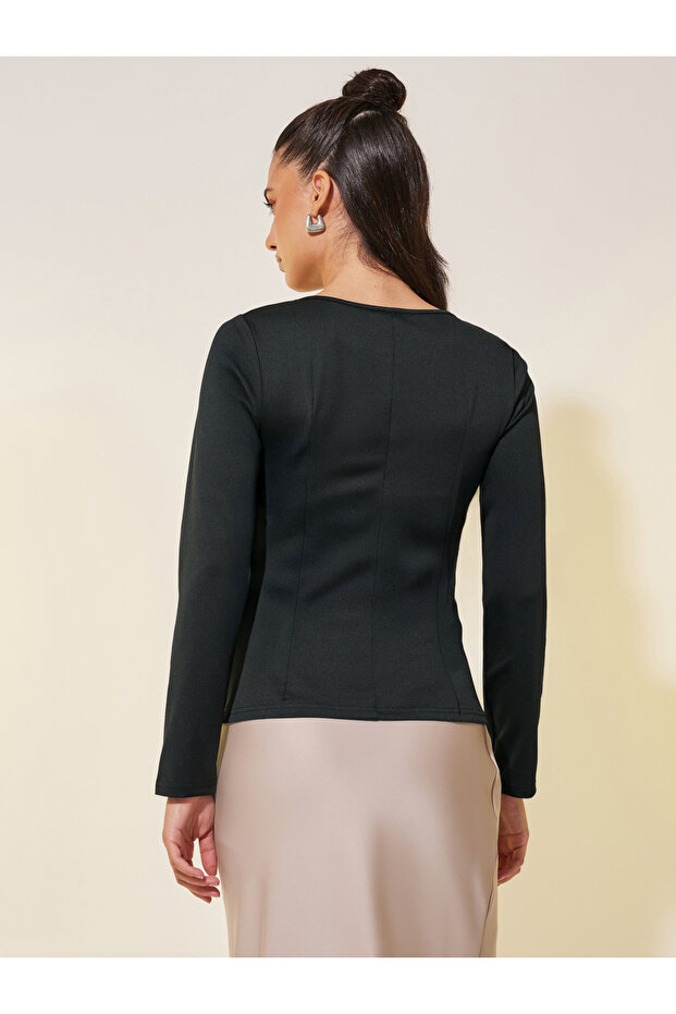 بلوزة محبوكة برقبة مربعة سادة مع تفاصيل أزرار - 4