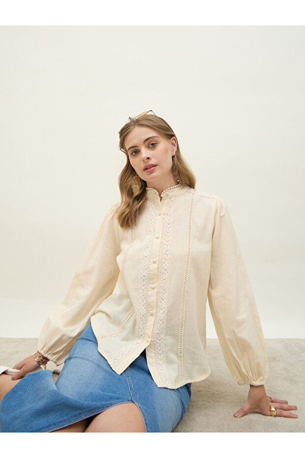 بلوزة من الدانتيل بأزرار وياقة ماندرين - 6