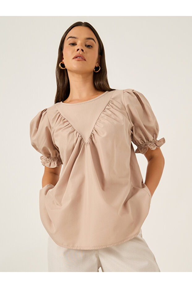 بلوزة سادة بأكمام منفوخة وأساور مطرزة - 1