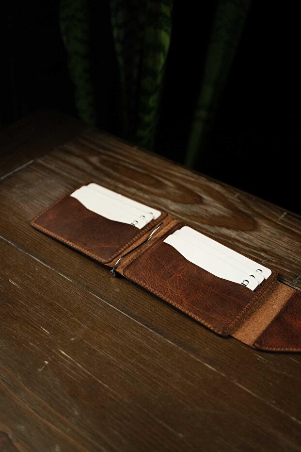 Dubai - Slim Design Genuine Leather Latch Wallet with Coin Holder and Card Holder