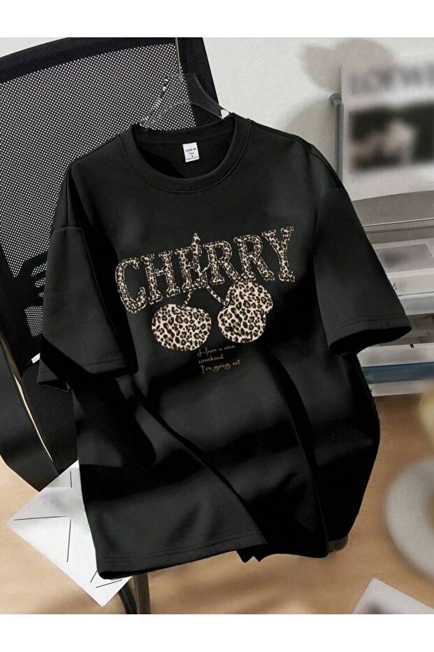 caddekombin Leopar Desenli Cherry Baskılı Pamuk Penye Siyah Tişört