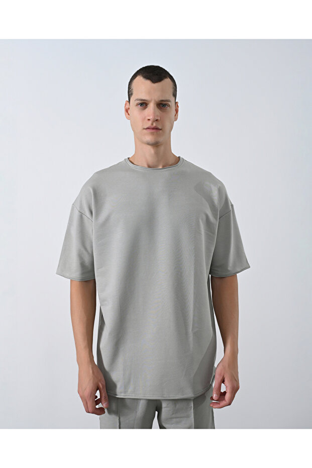 Ανδρικό μπλουζάκι με λαιμόκοψη oversized Basic