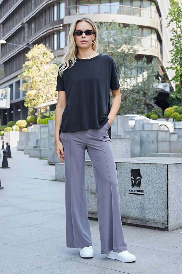 بلوزة نسائية واسعة من القطن الممشط برقبة دائرية وفتحات جانبية منخفضة الكتف - أسود