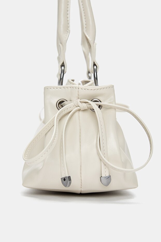 Kurdele detaylı kol çantası - 5