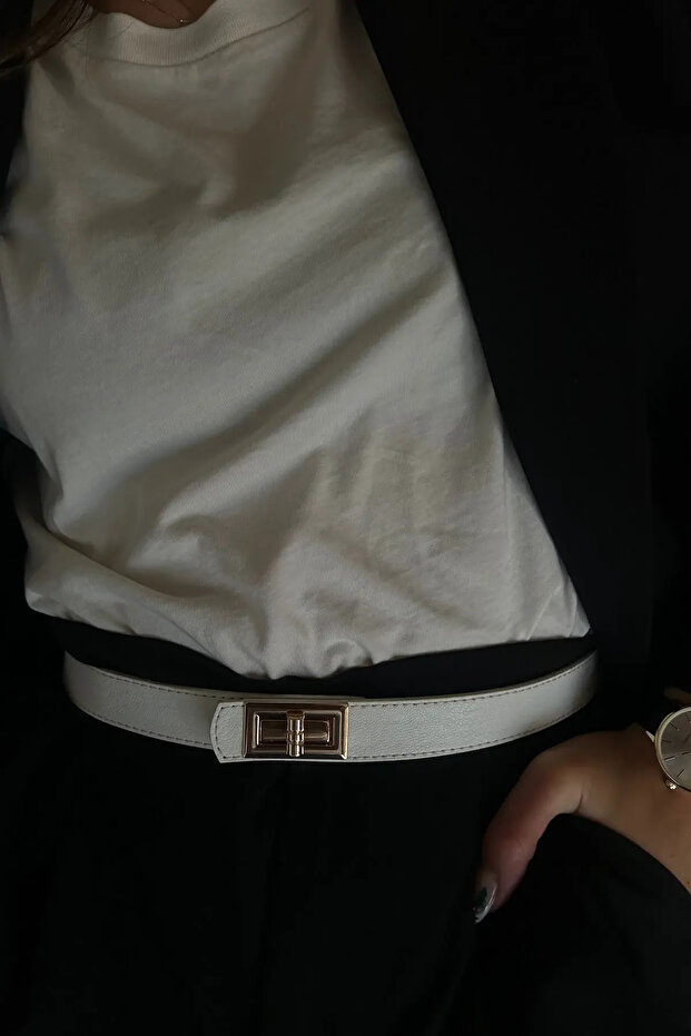 حزام أبيض بإبزيم ذهبي من يوليو