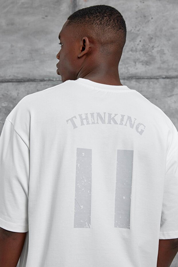 تيشيرت أبيض كبير الحجم مطبوع عليه 11 Thinking - 5