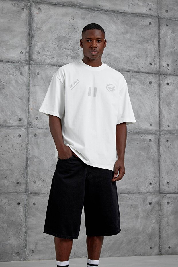 تيشيرت أبيض كبير الحجم مطبوع عليه 11 Thinking - 2