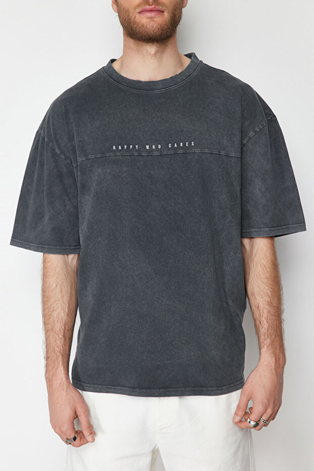 Antrasit Oversize/Geniş Kesim Soluk Efektli Yazı Baskılı %100 Pamuklu T-Shirt TMNSS23TS00174 - 9