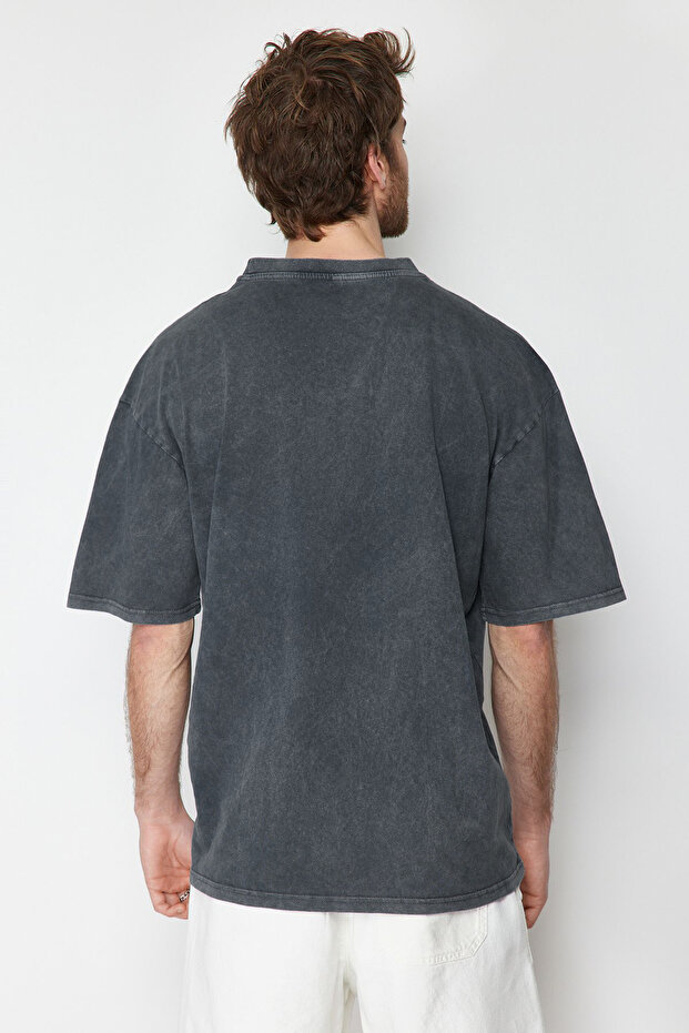 Antrasit Oversize/Geniş Kesim Soluk Efektli Yazı Baskılı %100 Pamuklu T-Shirt TMNSS23TS00174 - 6