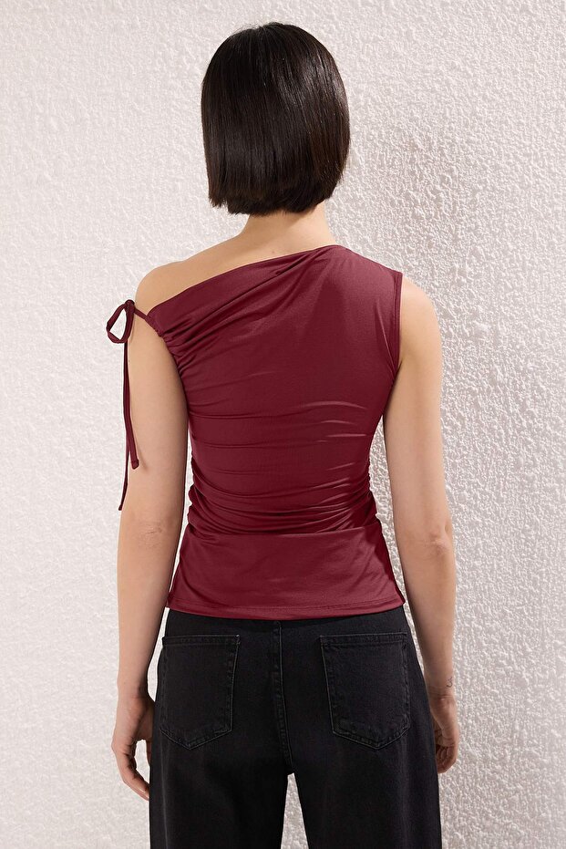 Bordo Fİtted Bağlama ve Büzgü Detaylı Kolsuz Esnek Örme Bluz TWOSS25BZ00549 - 4