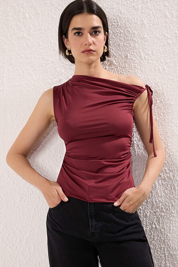 Bordo Fİtted Bağlama ve Büzgü Detaylı Kolsuz Esnek Örme Bluz TWOSS25BZ00549 - 2