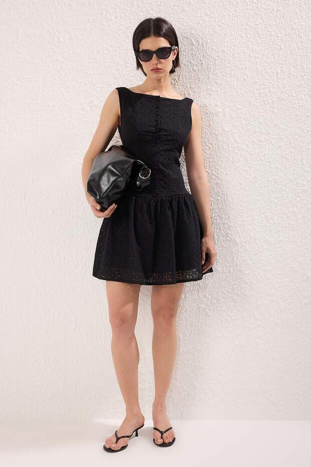 Schwarzes Rockkleid in limitierter Auflage mit Knopfdetail und Stickerei an der Taille, gewebtes Minikleid TWOSS25EL00521 - 2