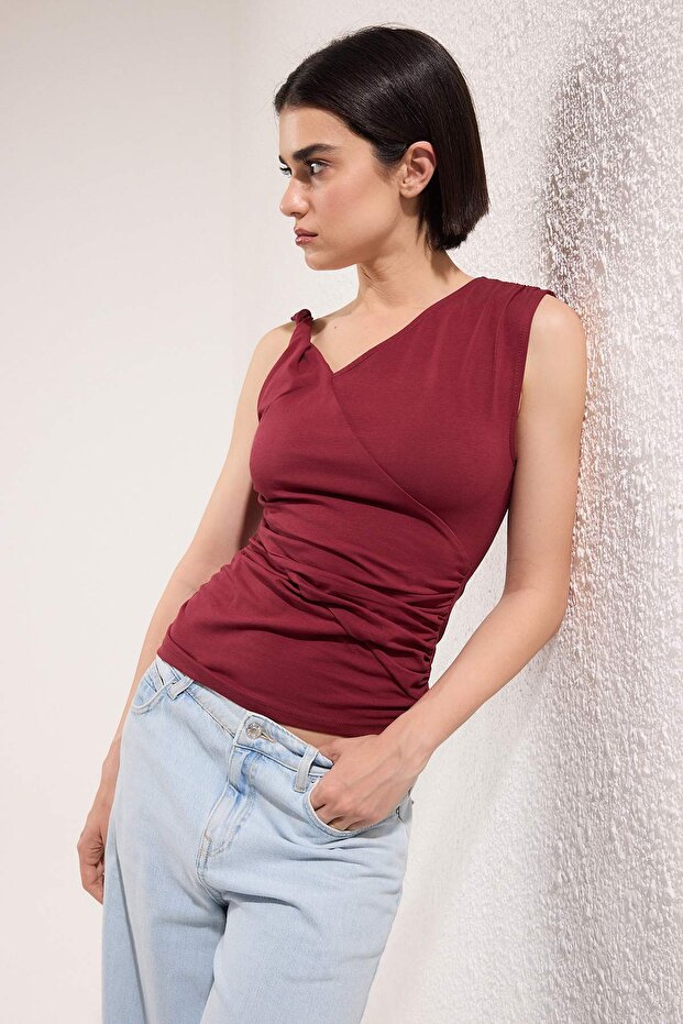 Bordo Kol Burgu Detaylı Büzgülü Asimetrik Yaka Esnek Örme Bluz TWOSS25BZ00569 - 3