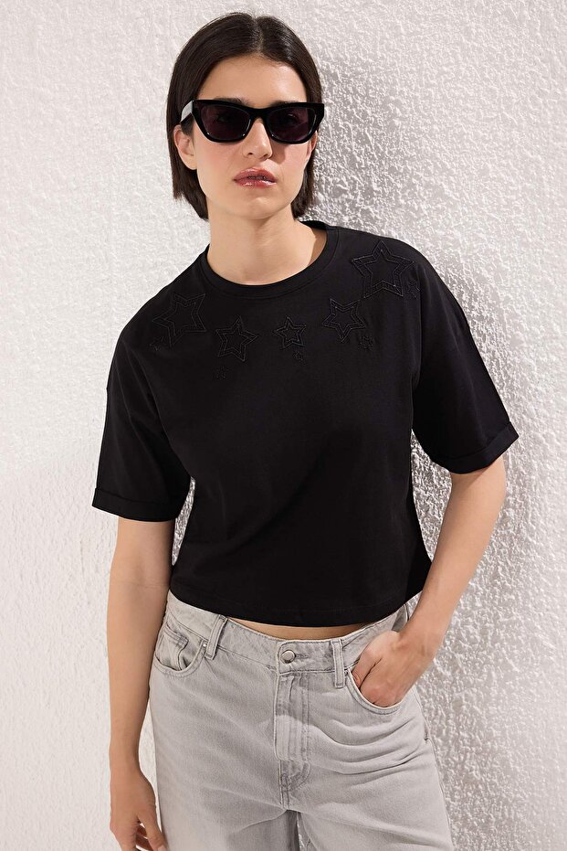 Siyah Nakış Detaylı Regular/Normal Kalıp Crop Örme T-Shirt TWOSS25TS00212 - 1