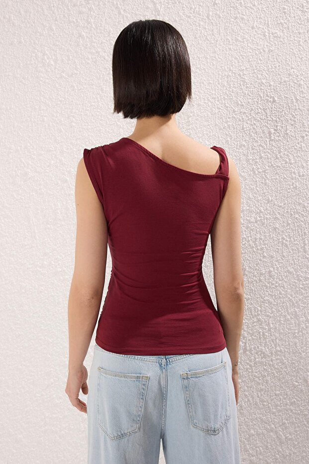 Bordo Kol Burgu Detaylı Büzgülü Asimetrik Yaka Esnek Örme Bluz TWOSS25BZ00569 - 5