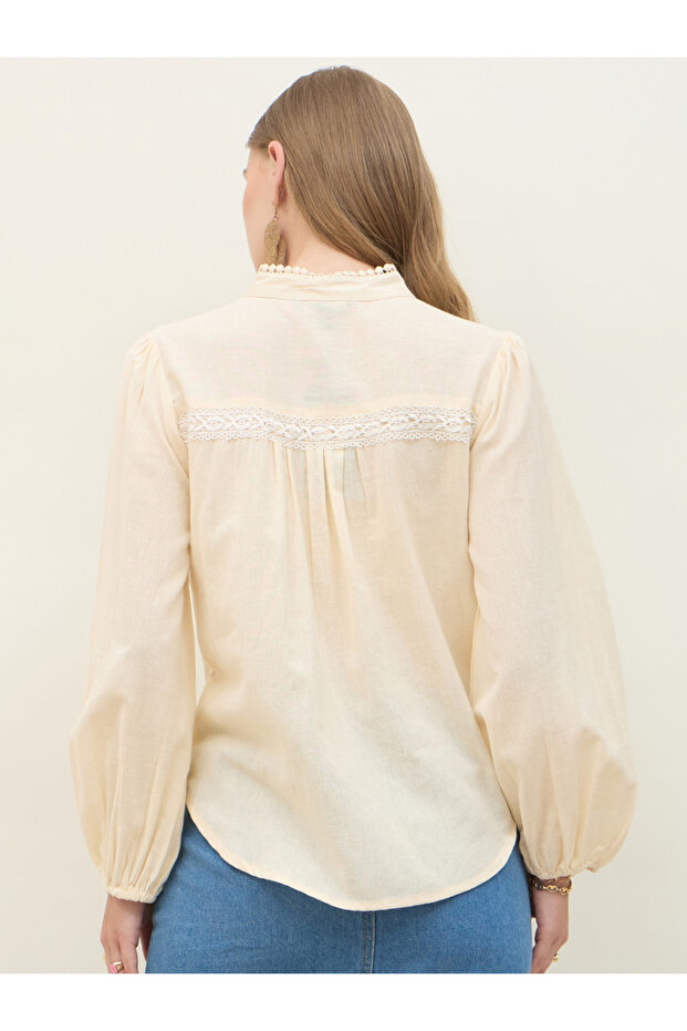 بلوزة من الدانتيل بأزرار وياقة ماندرين - 5