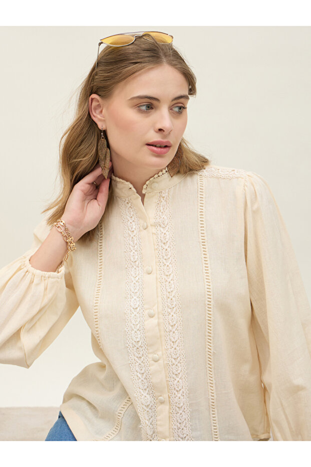 بلوزة من الدانتيل بأزرار وياقة ماندرين - 4