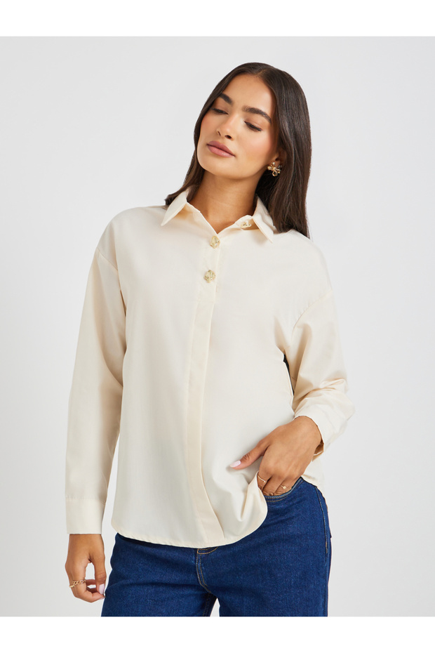 قميص سادة كبير الحجم بياقة واسعة وأزرار - 1