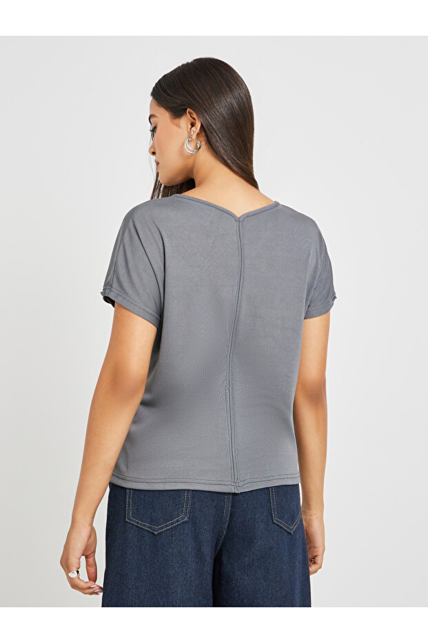 تي شيرت سادة بقصّة عادية وفتحة رقبة على شكل حرف V - 4