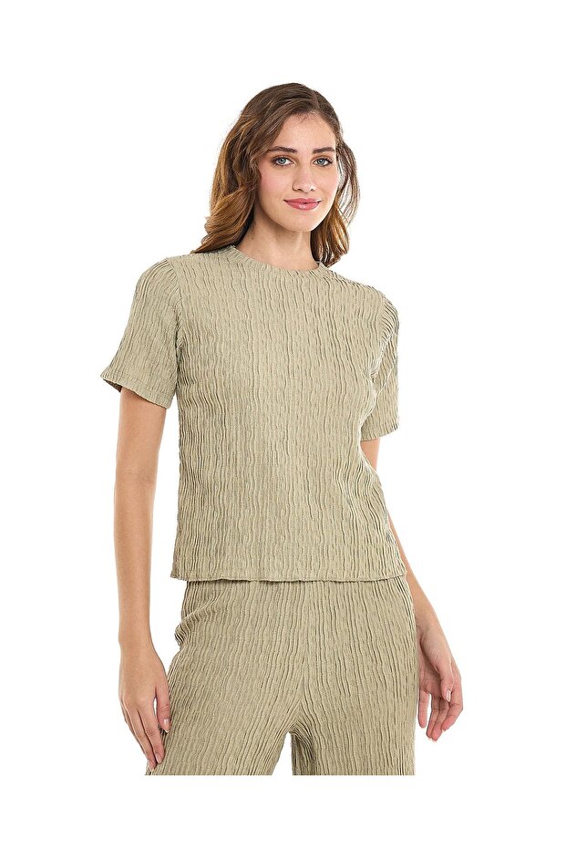 Textured Top with Round Neck and Short Sleeves