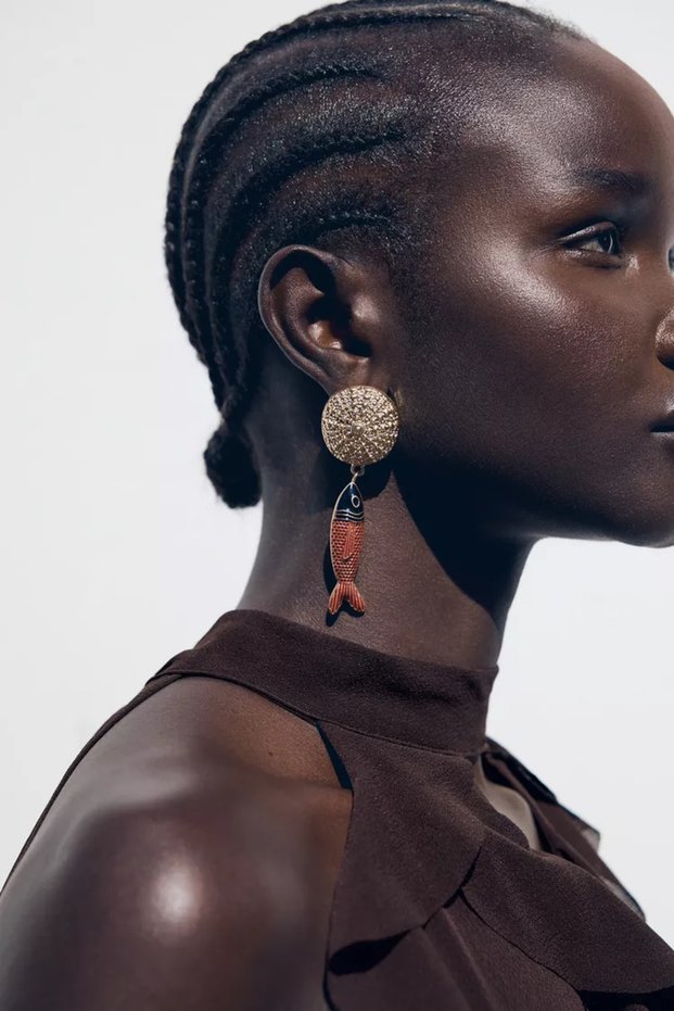 Gold Brand Model Fish Earrings