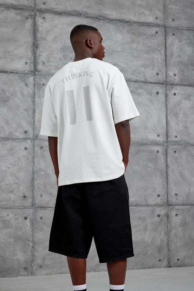 تيشيرت أبيض كبير الحجم مطبوع عليه 11 Thinking - 3
