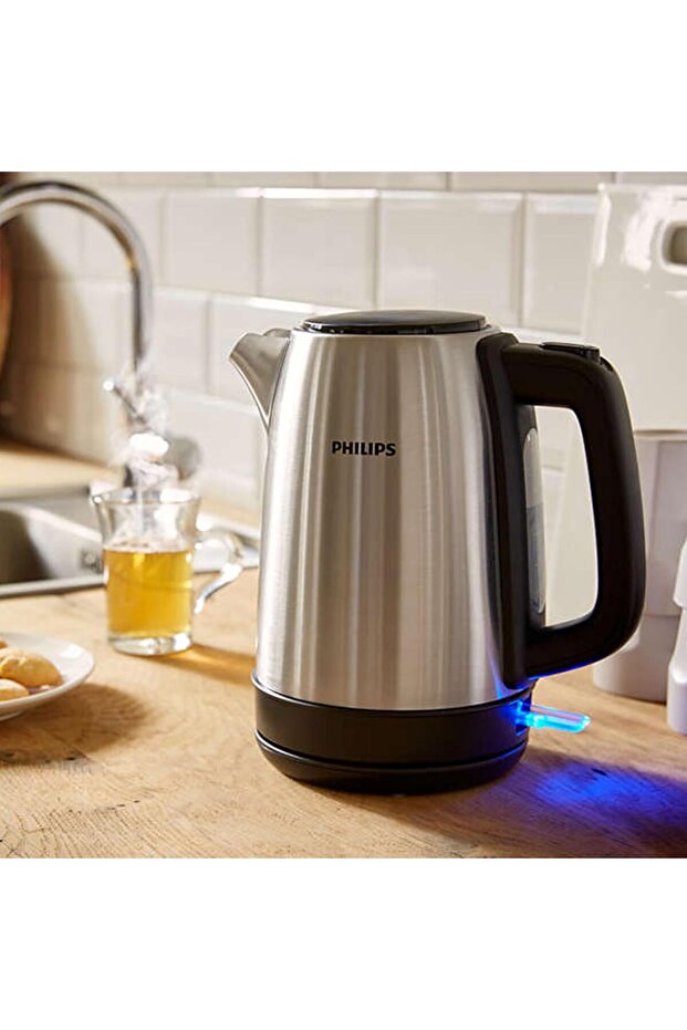 2200W Daily Collection Metal Kettle Silver and Black Hd9350/92