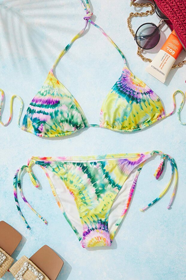 Batik Desenli Üçgen Kaplı Regular Düşük Bel Bikini Takımı TBESS22BT0003 - 1