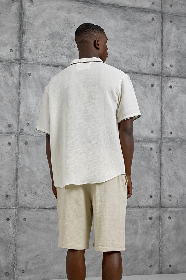 Krem Oversize Yaprak Nakışlı Kısa Kollu Gömlek - 3
