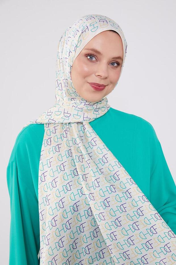 شال ماركة بنمط حروف بيج