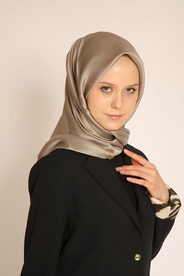 Akel Vizon Düz Kristal Eşarp – Işıltılı ve Yumuşak Doku, Şık ve Modern Stil - 1