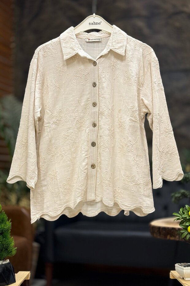 Embroidered collared capri sleeve shirt