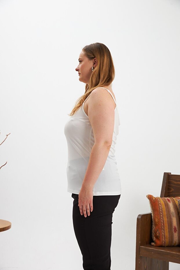 قميص داخلي بحزام مقاس كبير باللون الأبيض - 3