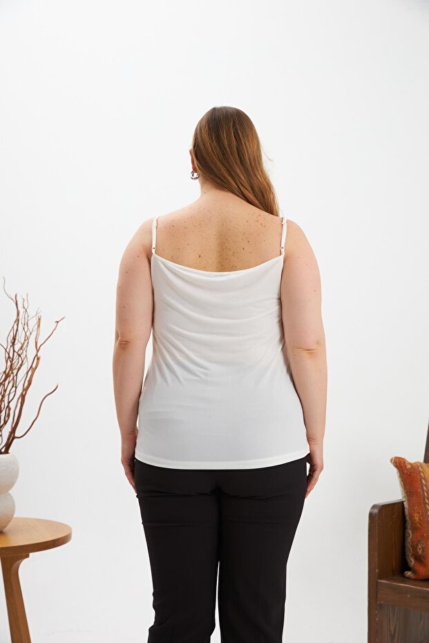 قميص داخلي بحزام مقاس كبير باللون الأبيض - 4