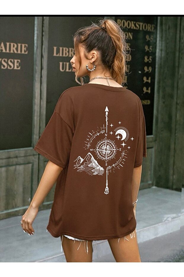تي شيرت للجنسين بطبعة بوصلة كبيرة الحجم