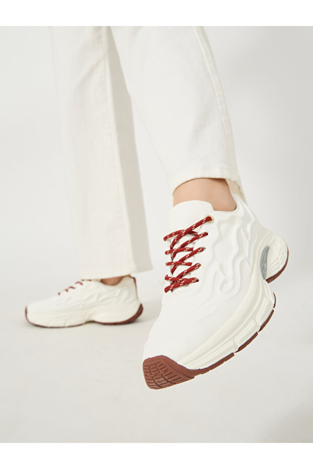 حذاء رياضي أبيض منقوش بالدانتيل - 1