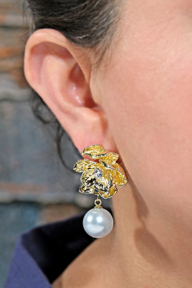 Women's Hanging Flower Model Pearl Earrings Gold