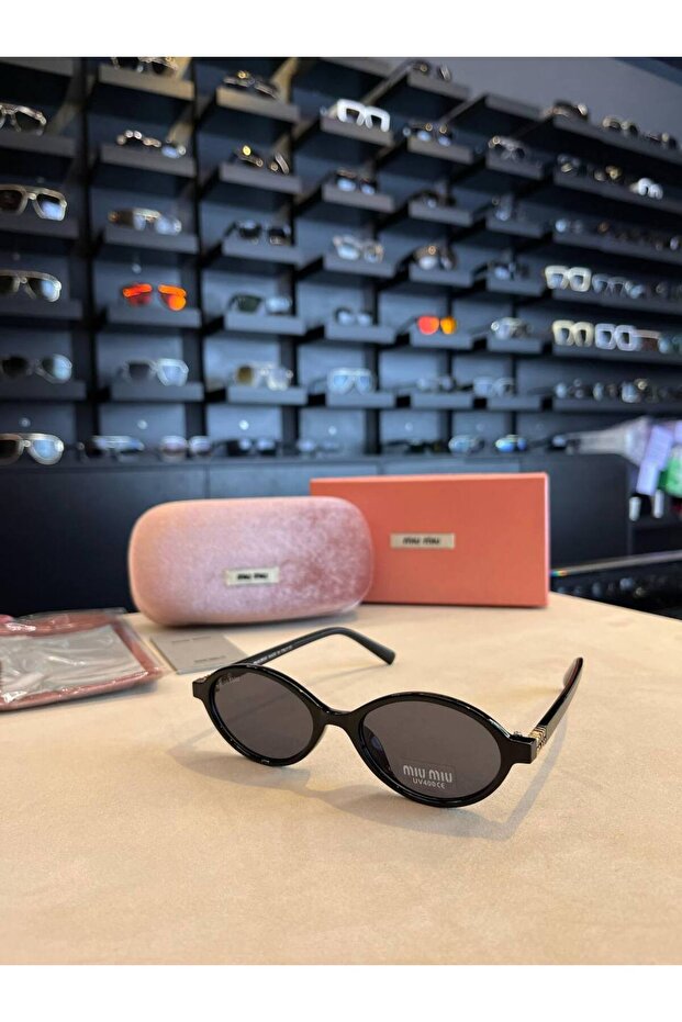نظارات شمسية بيضاوية الشكل باللون الأسود - 1