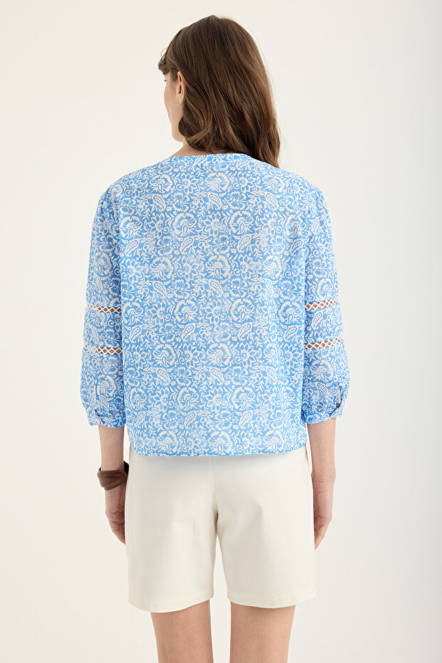 بلوزة منقوشة ذات ياقة مفتوحة - 3