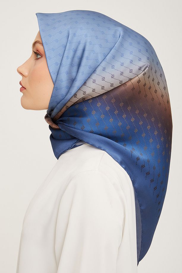 Nostalji Serisi Twill İpek Eşarp 9003D-36 Logolu Desen İNDİGO-KAHVE - 2