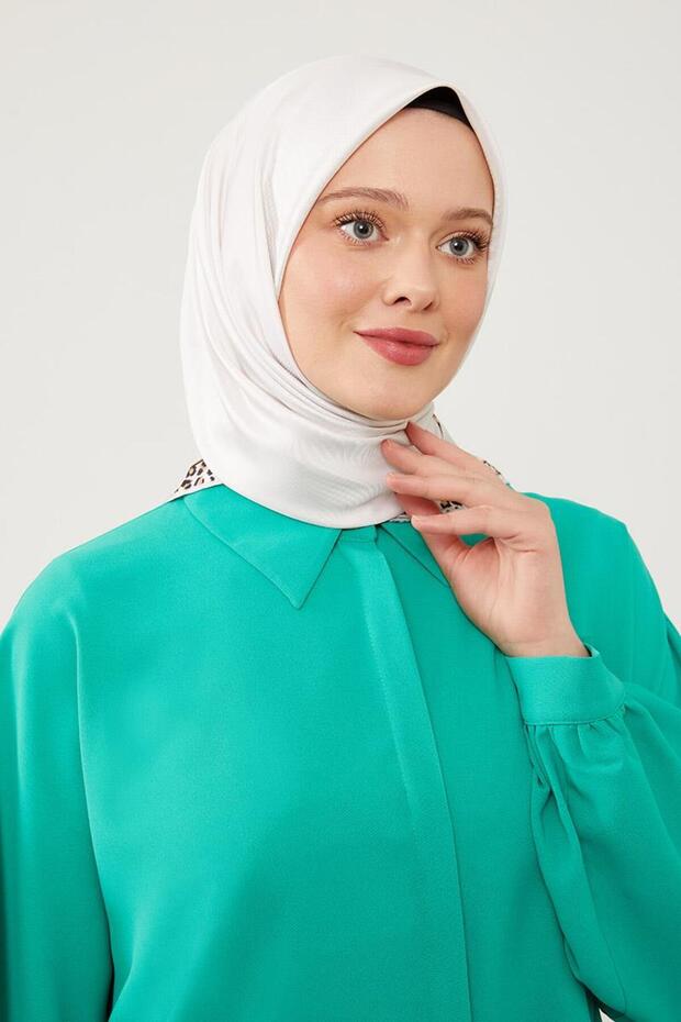 وشاح رقمي من قماش التويل بنمط الفهد ذو الحواف الكريمية - 2