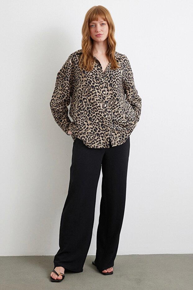 قميص جافانيز بنمط الفهد باللون الأسود - 2