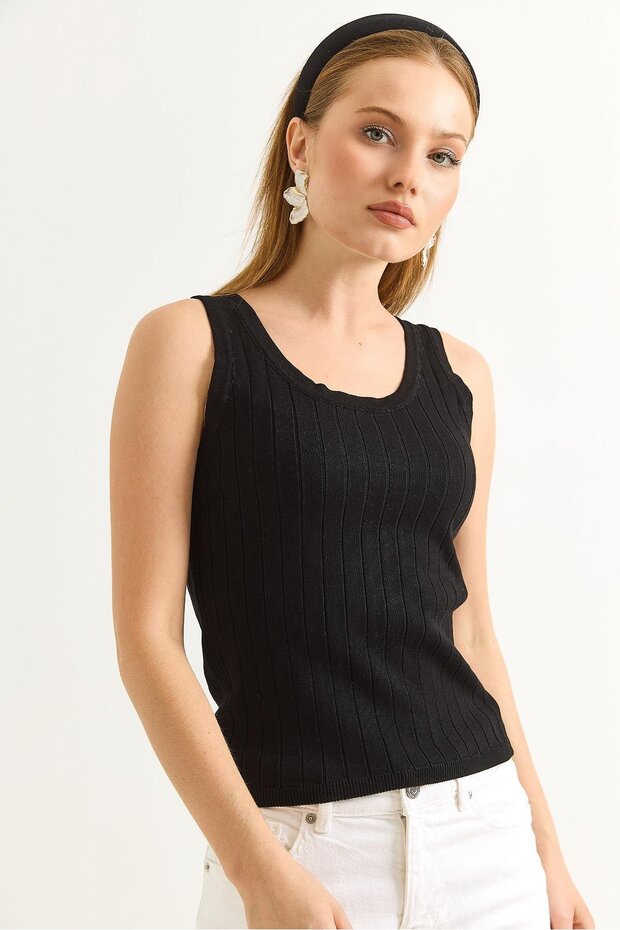 Zero Sleeve Wide Collar Ribbed Blouse Black