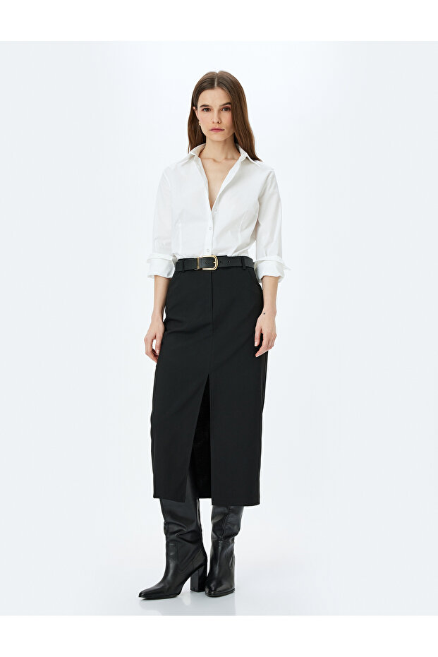 Long sleeve buttoned cotton classic shirt.