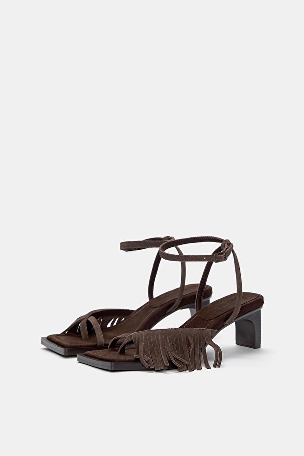 Püsküllü deri topuklu sandalet - 5