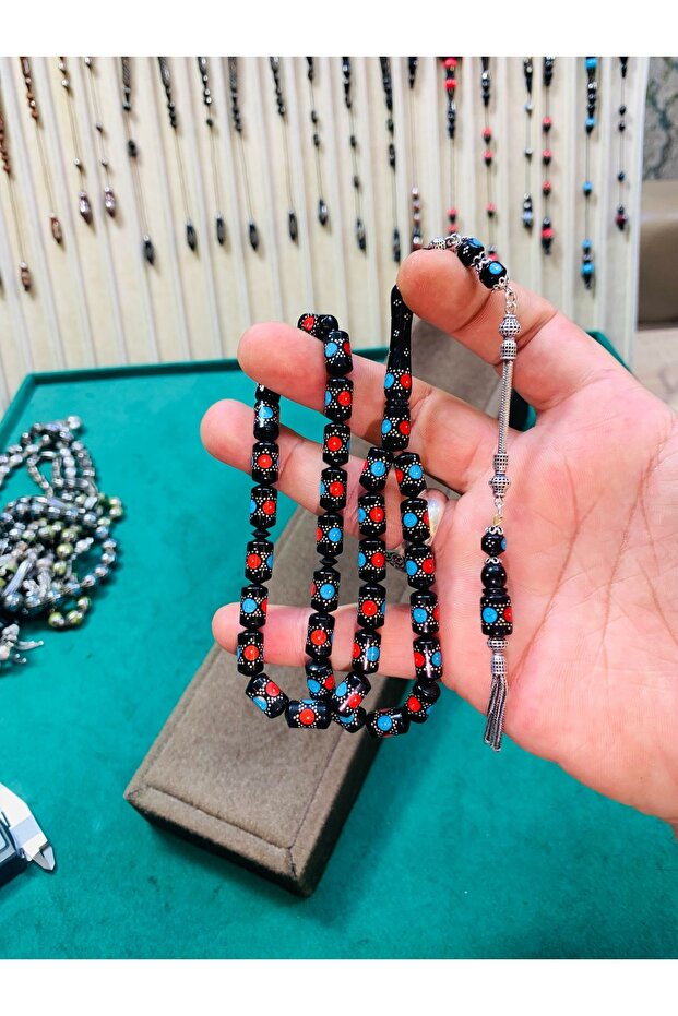مسبحة كوكا مطرزة بالفضة على شكل كبسولة
