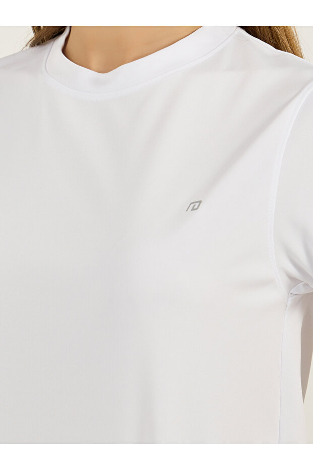 بلوزة أساسية بأكمام قصيرة وياقة مستديرة وشعار - 3