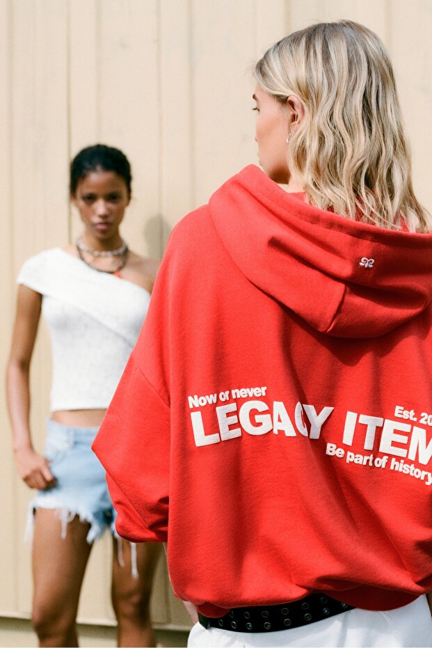 Kırmızı kapüşonlu sweatshirt - 1