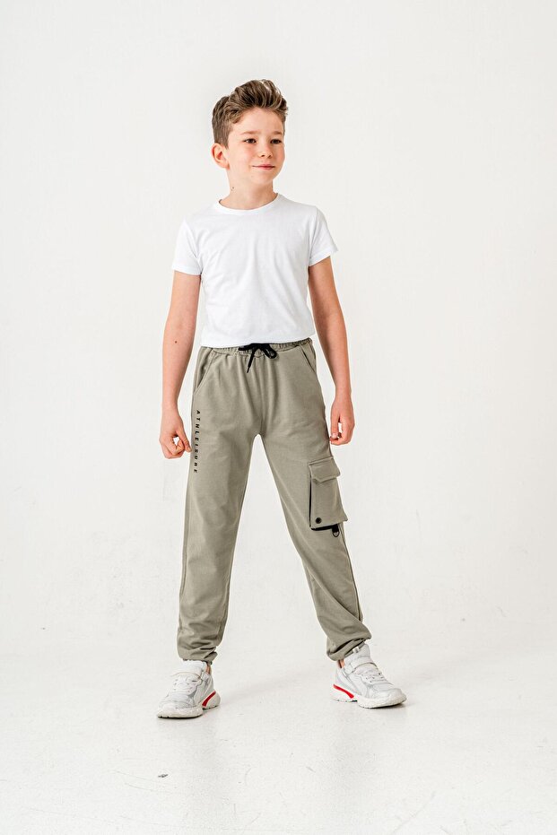 بنطال رياضي للأولاد مطبوع عليه جيوب كارجو من Athleisure