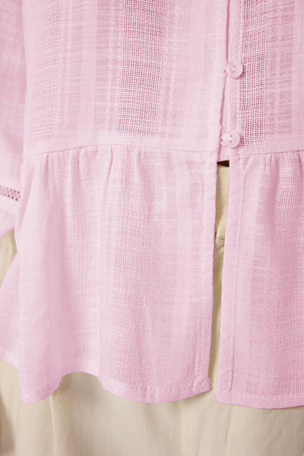 Açık Pembe Pamuklu Dokulu Kolda Dantelli Oversize Boho Dokuma Gömlek TWOSS25GO00038 - 2